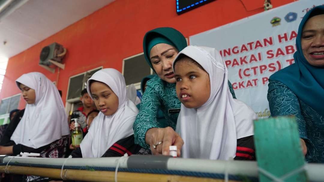 Penjabat (Pj) Ketua Tim Penggerak (TP) PKK Provinsi Jawa Tengah, Shinta Nana Sudjana melakukan gerakan cuci tangan pakai sabun dengan siswa SLBN Semarang bernama Lutfi, Jumat 20 Oktober 2023. (Foto: Humas Pemprov Jateng)