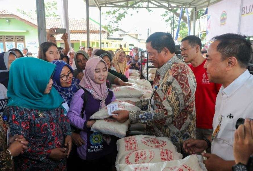 Penjabat (Pj) Gubernur Jateng, Nana Sudjana gelar Gerakan Pangan Murah BUMD Provinsi Jateng Peduli Inflasi. (Foto: Humas Pemprov Jateng)