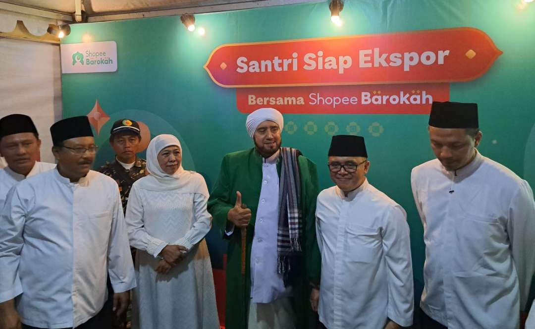 Gubernur Jawa Timur, Khofifah Indar Parawansa bersama Habib Syech bin Abdul Qodir Assegaf dan Sekjen PBNU, Gus Ipul saat berkunjung ke booth Shopee dukung gerakan Santri siap Ekspor. (Foto: Pita Sari/Ngopibareng.id)