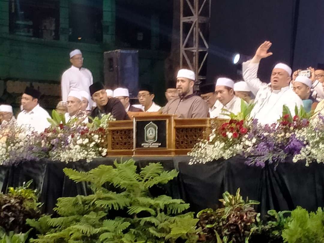 Walikota Probolinggo Habib Hadi Zainal Abidin (kanan)  bersama Gus Kautsar (kiri) saat Probolinggo Bermunajat dalam rangka Hari Santri Nasional (HSN) 2023. (Foto: Ikhsan Mahmudi/Ngopibareng.id)