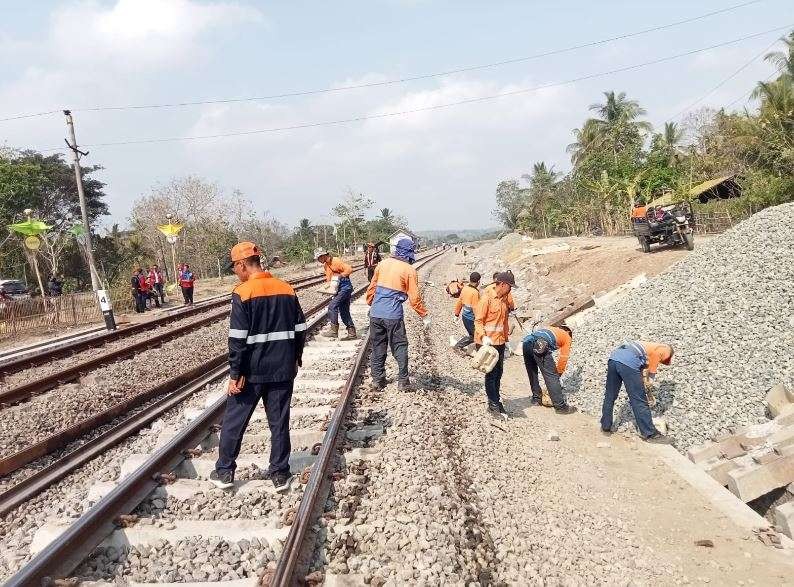 Sebanyak 60 personel dikerahkan untuk memperbaiki jalur antara Stasiun Sentolo-Stasiun Wates. (Foto: X KAI121)