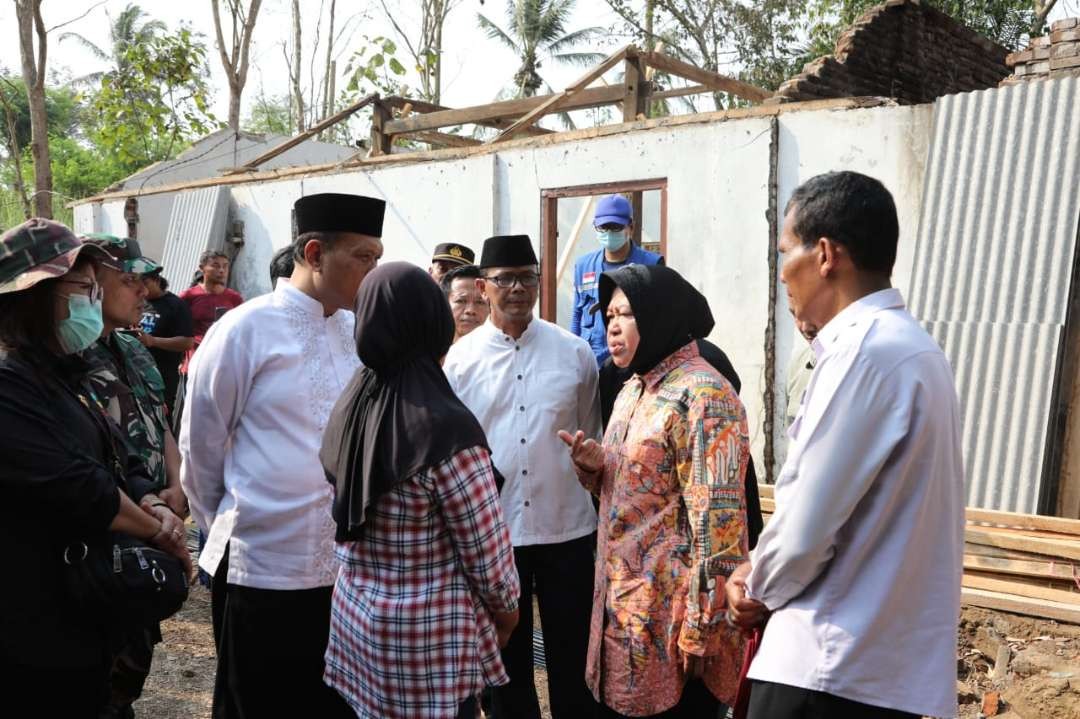 Menteri Sosial Tri Rismaharini mengunjungi rumah keluarga Sasmiati yang merawat ketiga anaknya penyandang disabilitas intelektual di Desa Pagerwojo Kecamatan Kesamben Kabupaten Blitar Minggu 22 Oktober 2023. (Foto dokumentasi Kemensos RI)