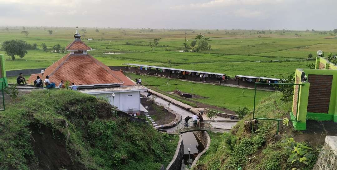 Masjid di tengah sawah, mencerminkan jumlah penduduk yang saling berjauhan lokasi rumahnya. (Foto: ilustrasi)