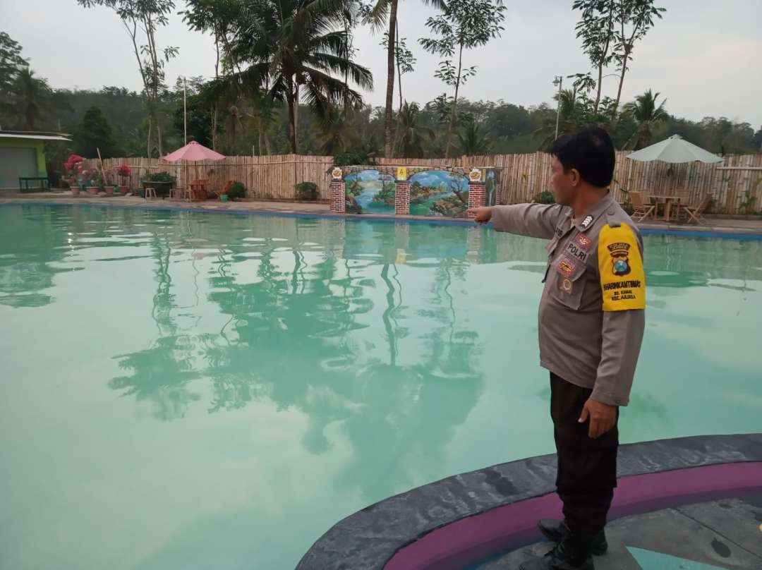 Polisi saat melakukan olah TKP di Kolam Renang Citra Mandiri (Foto: Dok Polsek Arjasa)