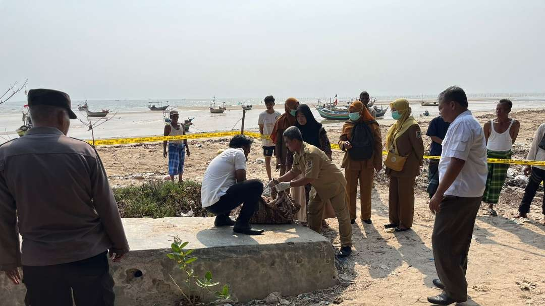 Petugas medis melakukan pemeriksaan luar mayat bayi, kemudian dibawa ke RSUD Tuban, Jawa Timur. (Foto: Dokumentasi Polsek Jenu)