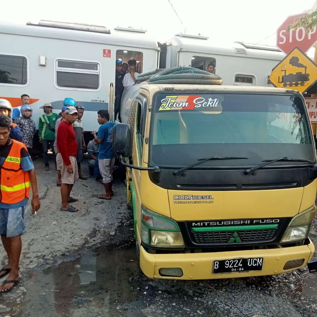 Mobil tangki air setelah ditabrak kereta api di Desa/Kecamatan Sukodadi, Lamongan. (Foto: Istimewa)