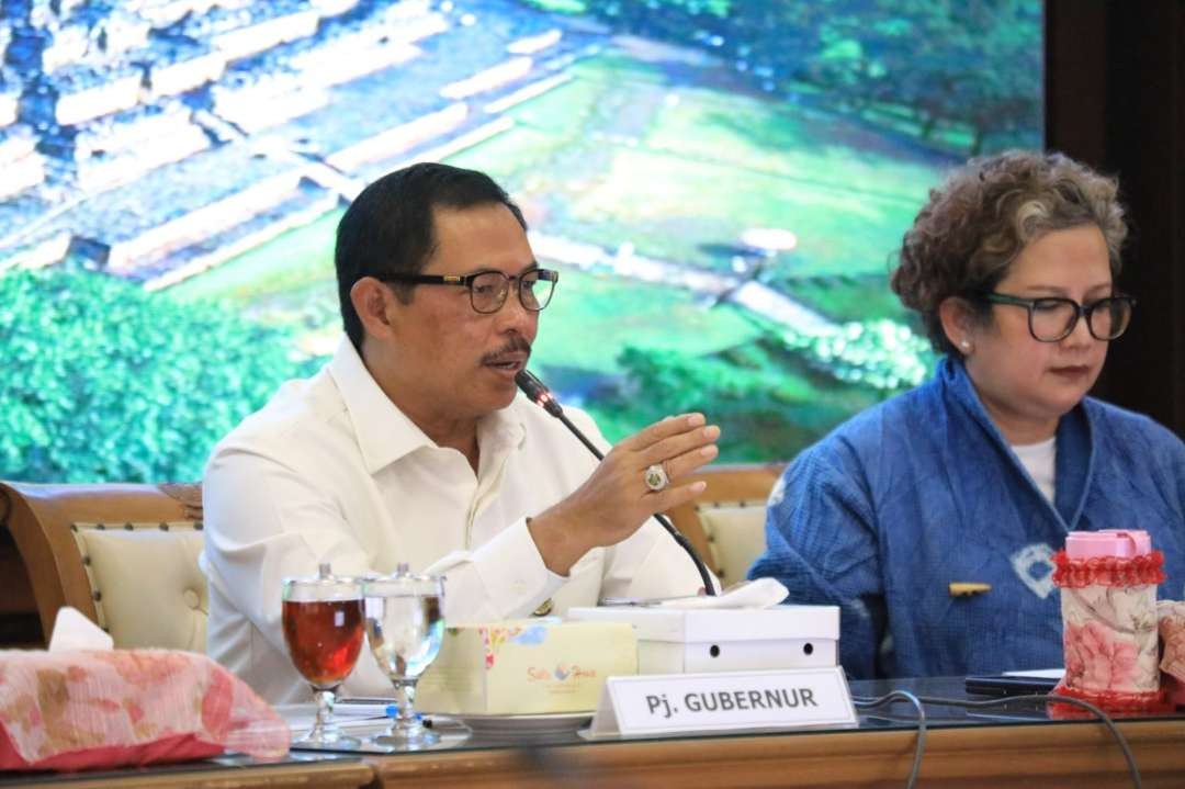 Pj Gubernur Jawa Tengah, Nana Sudjana, memimpin Rapat Koordinasi Rencana Pembangunan Kampung Seni Kujon. (Foto: Humas Pemprov Jateng)