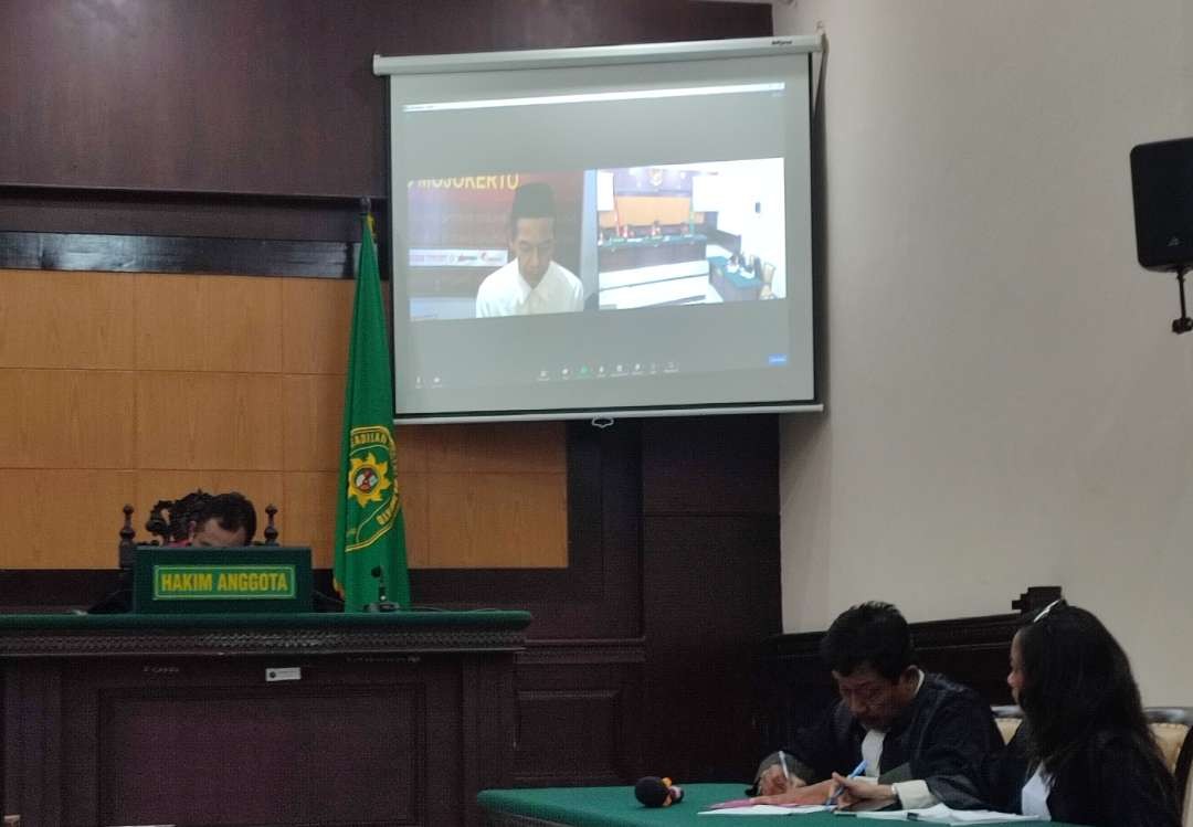 Sidang vonis kasus pencabulan di ruang sidang cakra PN Mojokerto.(Foto Deni Lukmantara/Ngopibareng.id)