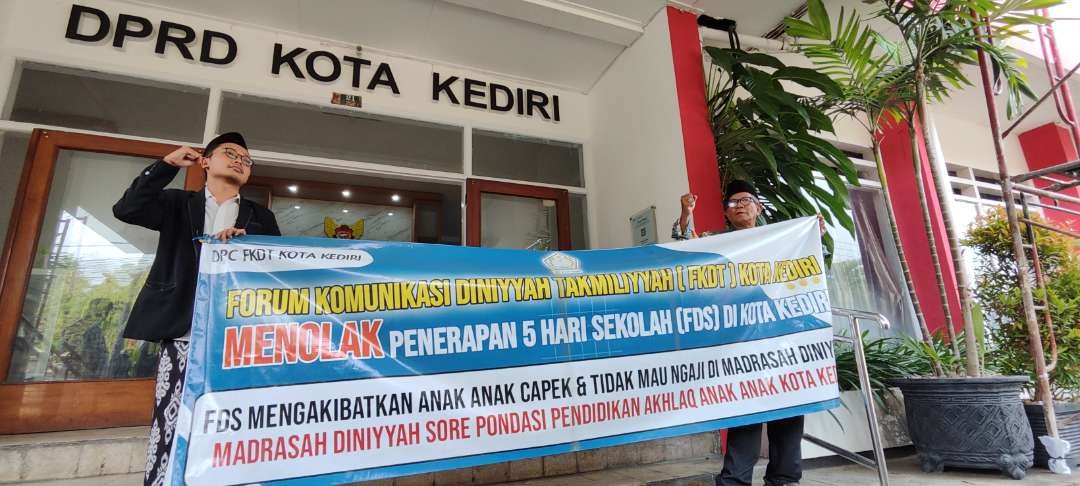 Sejumlah orang yang mengatasnamakan Forum Komunikasi Diniyyah Takmiliyyah (FKDT) Kota Kediri mendatangi kantor DPRD Kota Kediri di jalan Mayor Bismo, mengkritik kebijakan 5 hari sekolah. (Foto: Fendi Lesmana/ngopibareng.id)