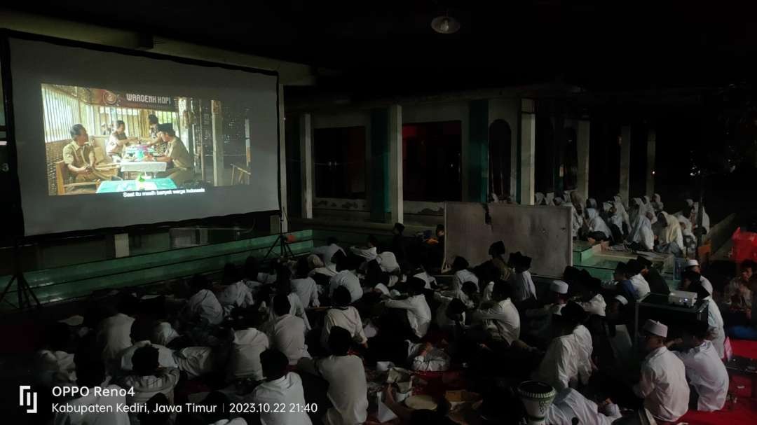 Tingkatkan partisipasi pemilih, Komisi Pemilihan Umum (KPU) Kediri mengajak santri pondok pesantren nobar. (Foto: Fendi Lesmana/Ngopibareng.id)