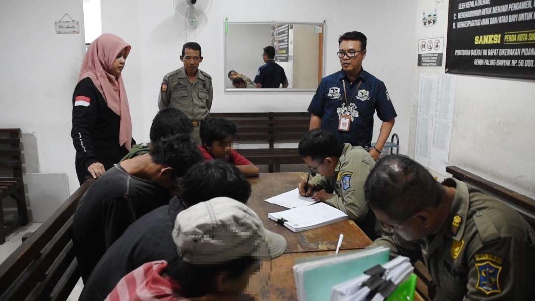 Anak-anak ketahuan ngandol (menumpang) truk diamankan di kantor Satpol PP. (Foto: Humas Pemkot Surabaya)