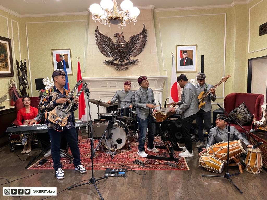 lunan musik etnik tradisional Bali dipadukan dengan aliran jazz dibawakan secara apik oleh gitaris kenamaan Balawan bersama grup Batuan Ethnic Fusion. (Foto: Dok. KBRI Tokyo)