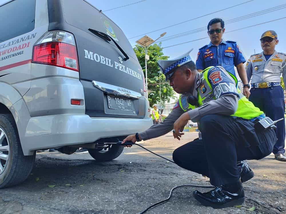 Petugas mengecek kadar emisi salah satu kendaraan. (Foto: Istimewa)