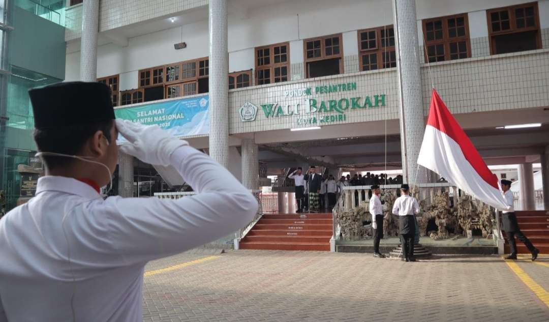 Ilustrasi upacara bendera memperingati Hari Santri Nasional 2023 di Ponpes Wali Barokah Kediri (foto: MC LDII )