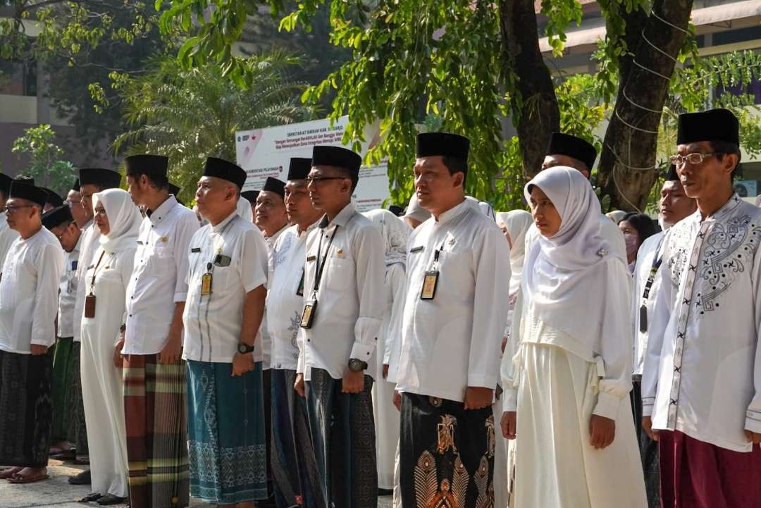 ASN di Sidoarjo pakai baju muslim saat bekerja di hari santri (foto : Aini/Ngopibareng.id)