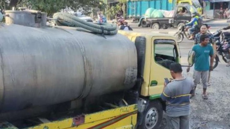 Kecelakaan KA Jayabaya vs truk patah as di perlintasan petak Surabaya-Pucuk, Lamongan, Jawa Timur, Senin 23 Oktober 2023. (Foto: X @jalur5_)