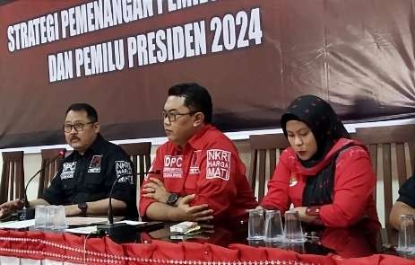 Ketua DPC PDI-P Bondowoso Irwan Bachtiar Rahmat didampingi Sekretaris DPC PDI-P Sinung Sudrajad dan Bendahara DPC PDI-P Sofie saat rapat konsolidasi pemenangan Pilpres 2024 di Bondowoso.(Foto: Humas PDI-P Bondowoso)