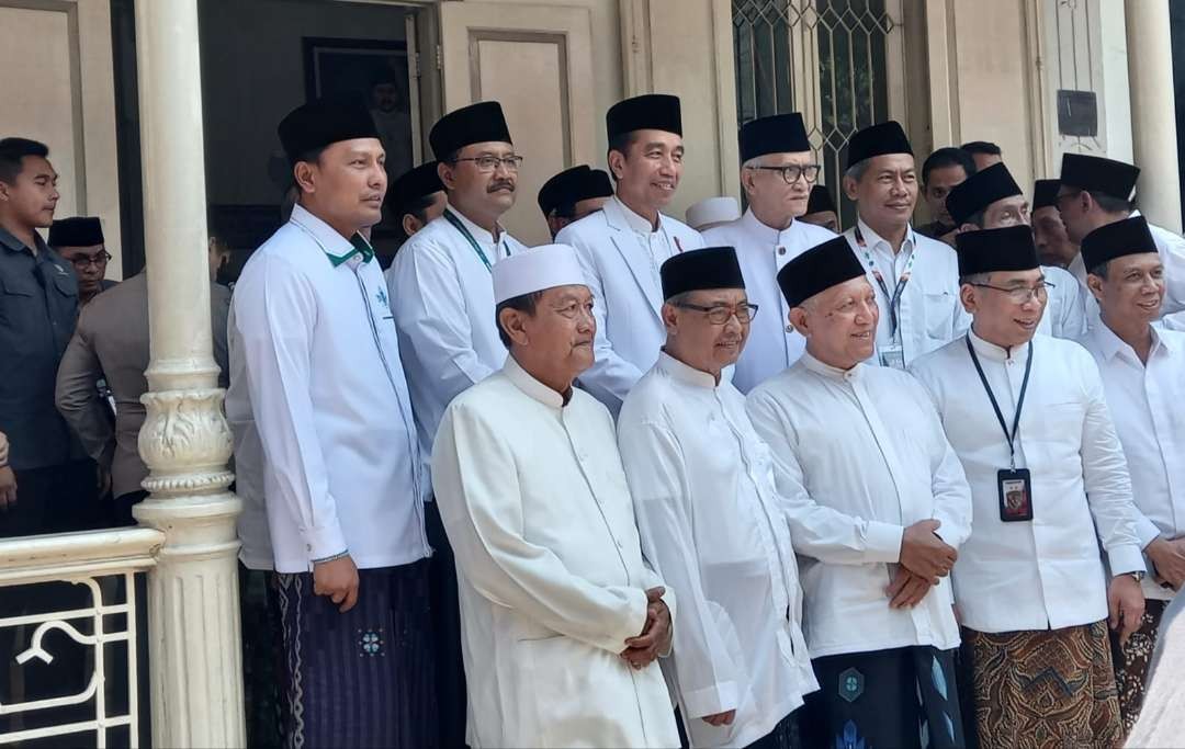 Bersatunya ulama dan umara, kiai pesantren bersama Presiden Joko Widodo di Kantor PCNU Surabaya. (Foto:adi/ngopibareng.id)