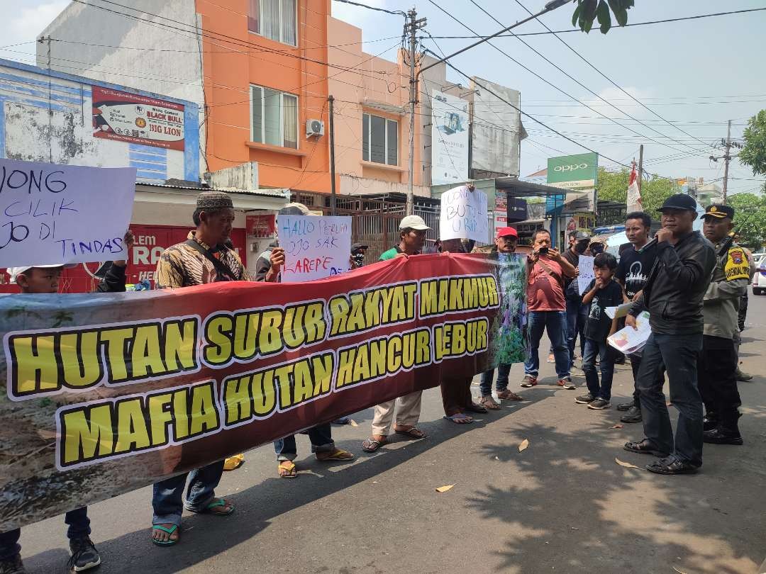 Demo puluhan petani di depan KPH Mojokerto.(Foto Deni Lukmantara/Ngopibareng)