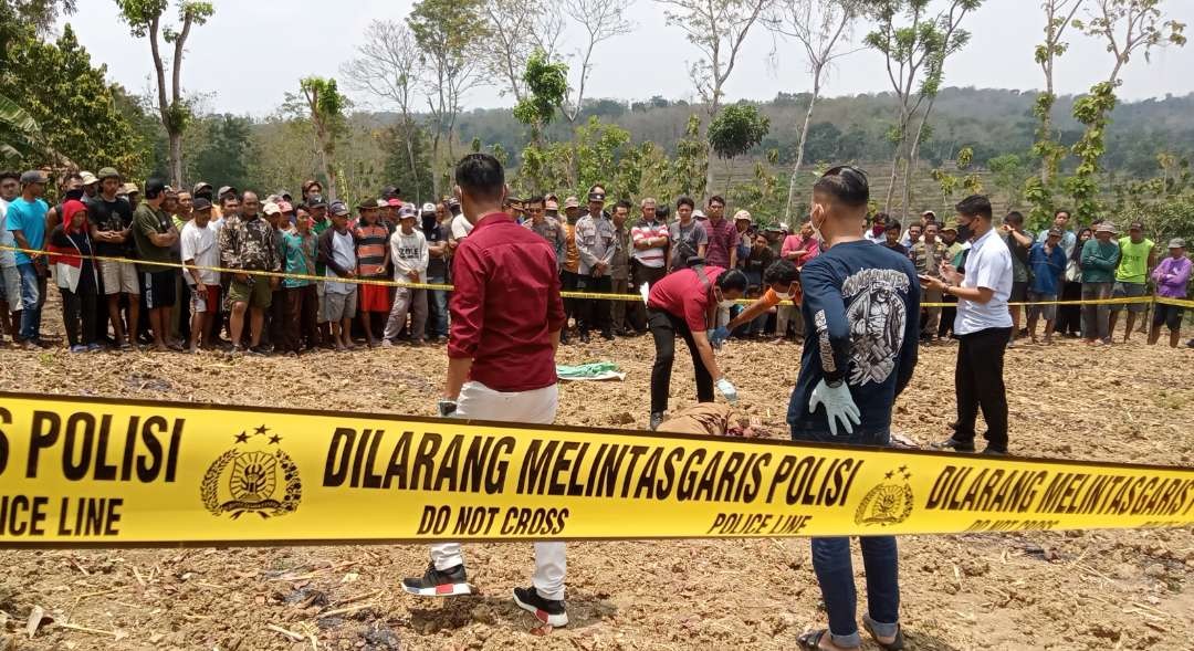 Petugas Polres Tuban melakukan identifikasi di lokasi pembacokan. (Foto: Khoirul Huda/Ngopibareng.id)