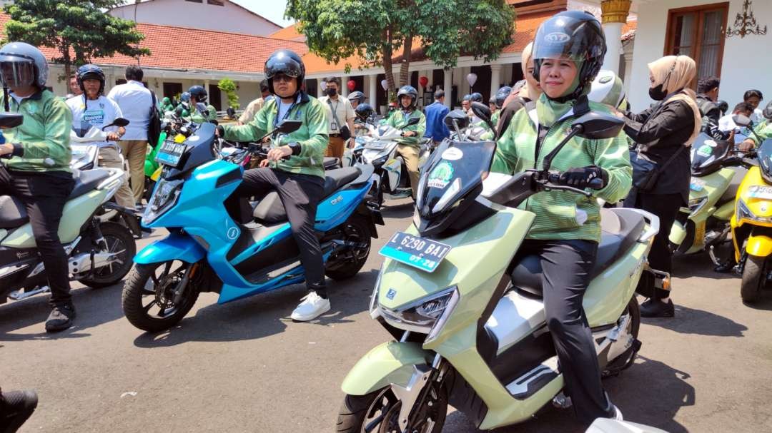 Gubernur Jatim, Khofifah Indar Parawansa saat akan mengikuti konvoi motor listrik di Gedung Negara Grahadi, Surabaya, Selasa 24 Oktober 2023. (Foto: Fariz Yarbo/Ngopibareng.id)