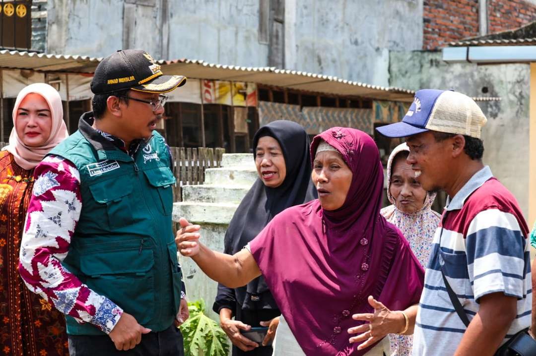 Gus Muhdlor saat berinteraksi dengan warga Sidoarjo (foto :Aini/Ngopibareng.id)