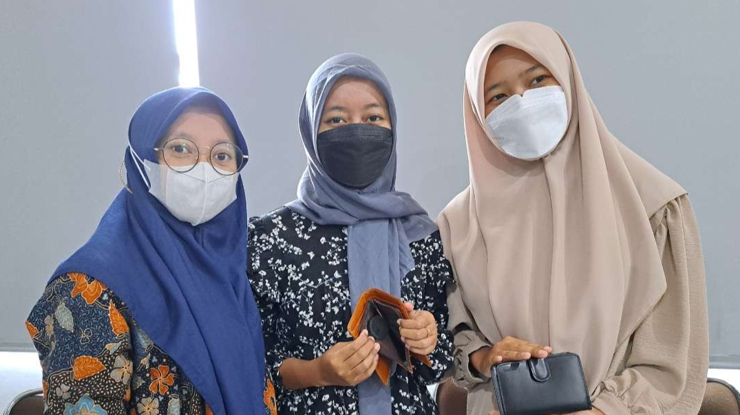 Mahasiswa Unusa berhasil membuat inovasi dompet anti maling. (Foto: Pita Sari/Ngopibareng.id)