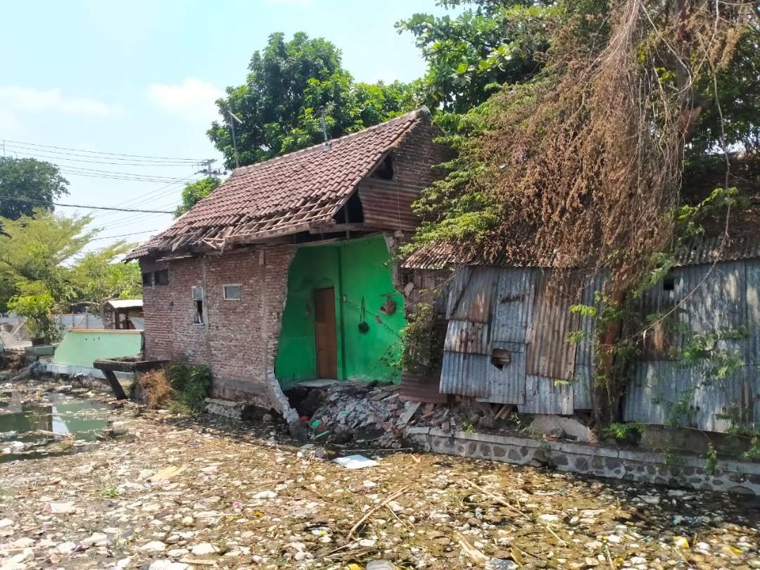 Rumah warga ambrol terdampak proyek jogging track dan pujasera di kawasan Bundaran Gladak Serang (Gladser), Kota Probolinggo, Jawa Timur. (Foto: Ikhsan Mahmudi/Ngopibareng.id)