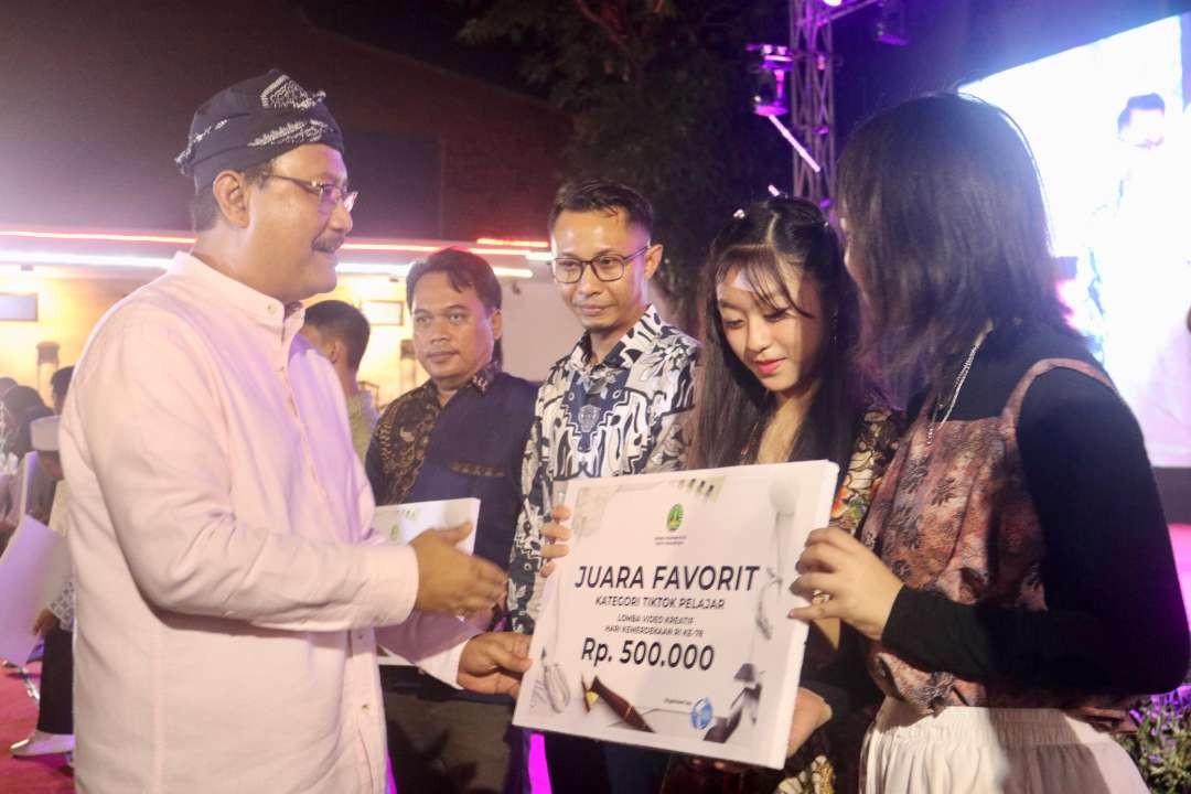 Walikota Pasuruan saat memberikan hadiah kepada para pemenang. Promosi melalui konten kreatif di media sosial menjadi salah satu cara yang dianggap efektif untuk branding potensi wisata sebuah daerah. (Foto: Pemkot Pasuruan)