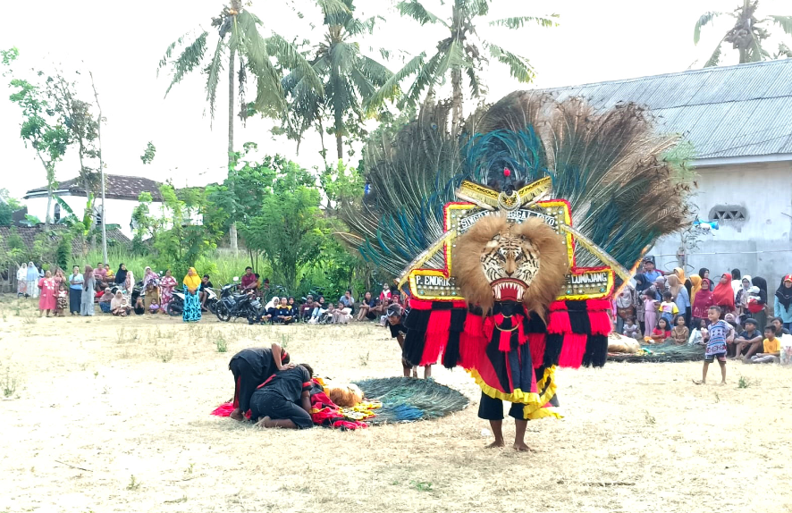 Satpol PP Kabupaten Lumajang menggelar Sosialisasi Ketentuan di Bidang Cukai melalui kegiatan Gelar Budaya, diselenggarakan di Lapangan Desa Curah Petung Kecamatan Kedungjajang, Lumajang. (Foto: Kominfo Lumajang)