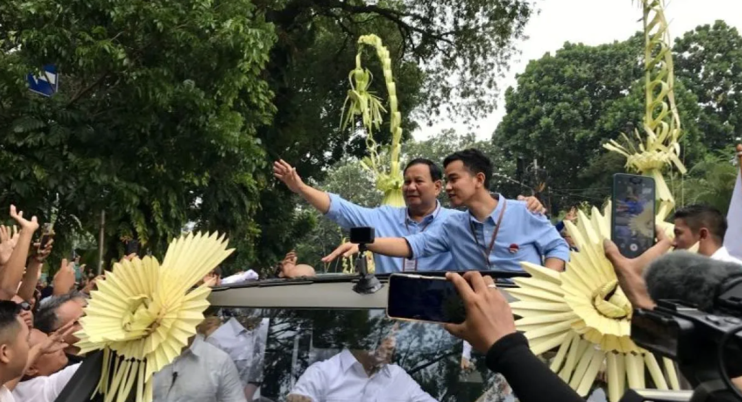 Prabowo Subianto dan Gibran Rakabuming Raka mengendarai Maung buatan PT Pindad saat daftar ke KPU, Rabu 25 Oktober 2023.