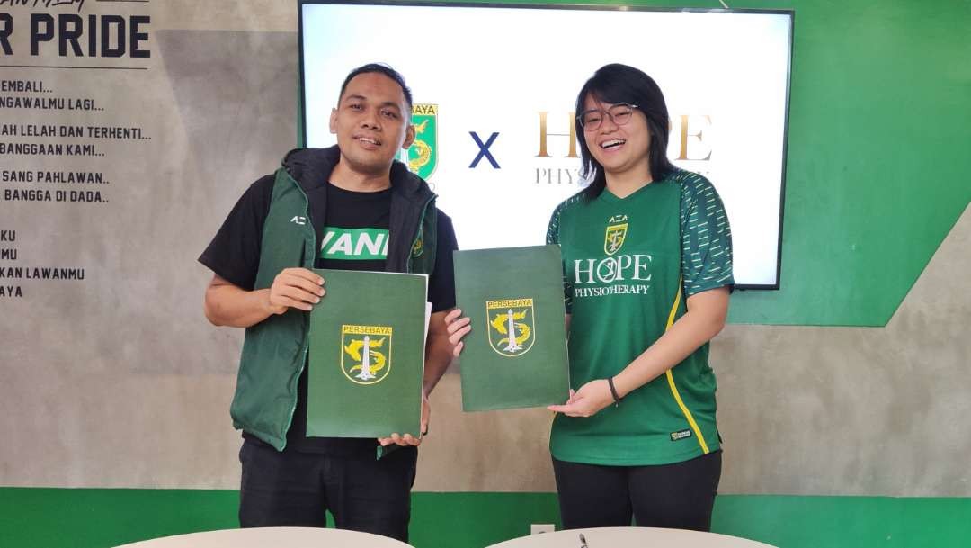 Direktur Persebaya, Candra Wahyudi bersama CEO Hope Physioteraphy, Jovita Simon, usai penandatanganan nota kesepahaman di Kantor Manajemen Persebaya, Rabu 25 Oktober 2023. (Foto: Fariz Yarbo/Ngopibareng.id)