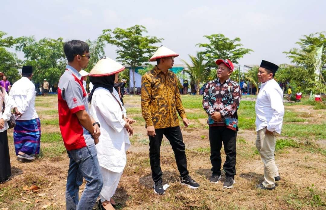 Gus Muhdlor saat temui petani di Tanggulangin, Sidoarjo (Foto: Aini/Ngopibareng.id)