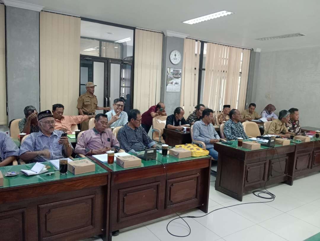 Pokmas Pancagatra hearing dengan anggota Komisi I DPRD Kabupaten Blitar, Panoto. Acara ini dilaksanakan di Kantor DPRD Kanigoro Kabupaten Blitar 24 Oktober 2024. (Foto: Choirul Anam/Ngopibareng.id)