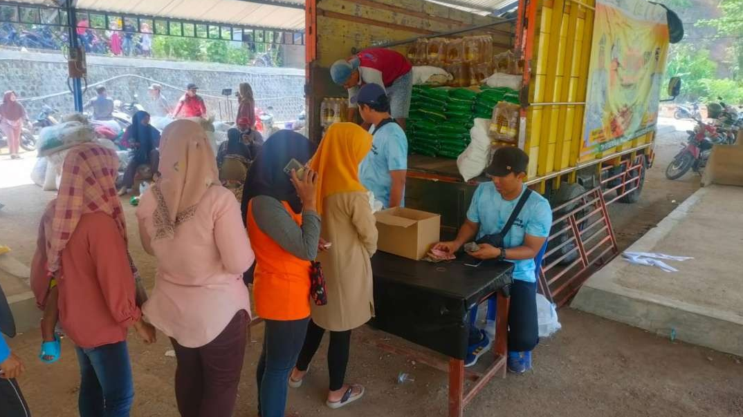 Kabupaten Ponorogo melakukan droping langsung beras ke desa-desa, mulai Selasa 24 Oktober 2023. Droping beras dilakukan Tim Pengendalian Inflasi Daerah (TPID) di sejumlah desa di Ponorogo sebagai antisipasi  terjadi inflasi di kabupaten ini. (Foto: dok. kominfo ponorogo)