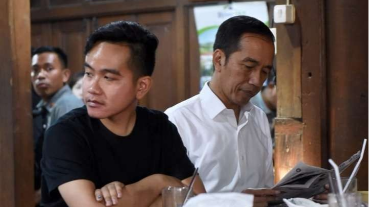 Presiden Joko Widodo bersama putra sulungnya Gibran Rakabuming Raka, (Foto: Istimewa/Ngopibareng.id)