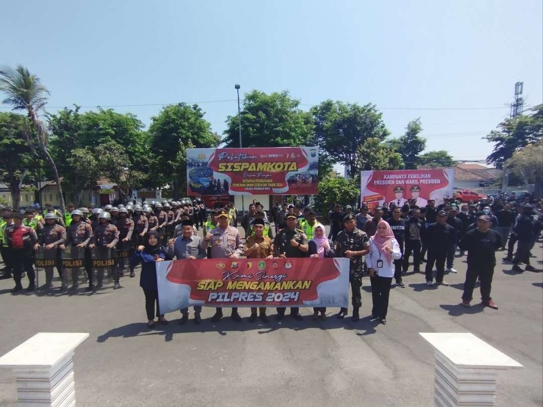 Pemerintah Kota Pasuruan bersama Kepolisian Resor (Polres) Pasuruan Kota dan jajaran terkait menggelar Pelatihan Simulasi Sistem Pengamanan Kota (Sispamkota) bertempat di Lapangan Wicaksana Laghawa Polres Pasuruan depan, Senin 16 Oktober 2023.