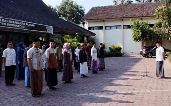 Pj. Bupati Bondowoso, Bambang Soekwanto sidak di kantor Dinas Pertanian dan Ketahanan Pangan Bondowoso.(Foto:Guido/Ngopibareng.id)