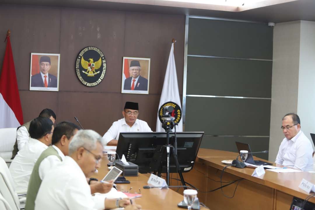 Menteri Koordinator Bidang Pembangunan Manusia dan Kebudayaan (Menko PMK) Muhadjir Effendy saat memimpin Rapat Koordinasi Tingkat Menteri Penanganan Dampak Bencana Tanah Longsor dan Bencana Kelaparan di Kabupaten Yahukimo, Provinsi Papua Pegunungan, Rabu 25 Oktober 2023.(Foto: istimewa)