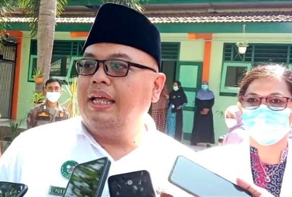 Direktur RSUD Dr. Koesnadi Bondowoso, Yus Priyatna didampingi Dewi Prisca Sembiring, Kepala Poli Jiwa RSUD Dr. Koesnadi.(Foto:Guido/Ngopibareng.id)