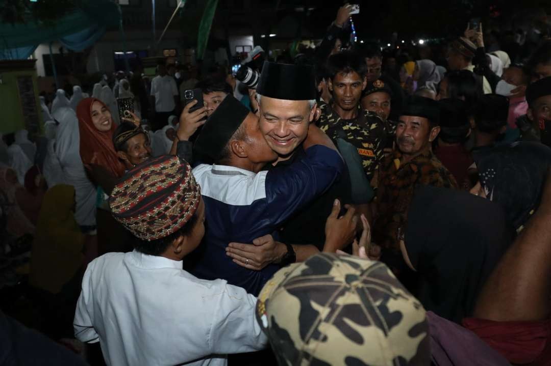 Bakal capres 2024, Ganjar Pranowo menyempatkan hadir dalam acara Haul Syech Abdul Qadir Al Jailani di Ponpes Roudlotussholihin, Purwosari, Kecamatan Padang Ratu, Kabupaten Lampung Tengah, Rabu 25 Oktober 2023.(Foto: istimewa)