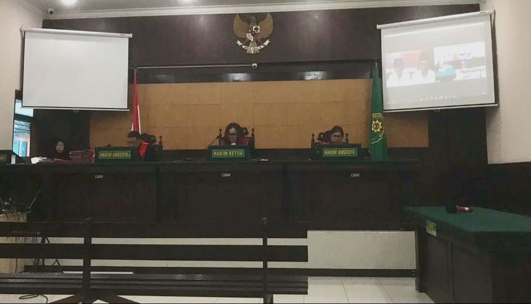 Sidang kasus tambang ilegal di PN Mojokerto. (Foto Deni Lukmantara/Ngopibareng)