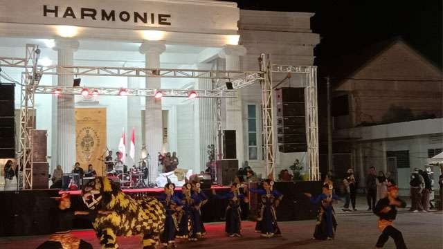 Salah satu pertunjukan kesenian daerah yang turut memeriahkan perhelatan Gandheng-Renteng #12 (2022), di Gedung Harmoni, Kota Pasuruan. (Foto:Ngopibareng.Id/Tudha)