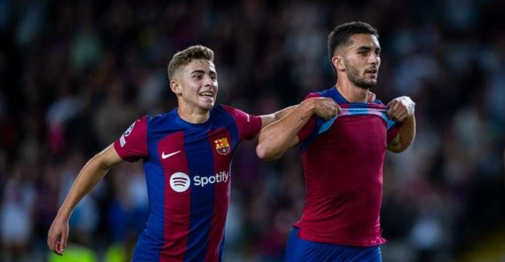 Ferran Torres membuka keunggulan bagi Barcelona saat mereka menang 2-1 atas Shakhtar Donetsk di matchday 3 Grup H Liga Champions 2023/2024. (Foto: X/@FCBarcelona)