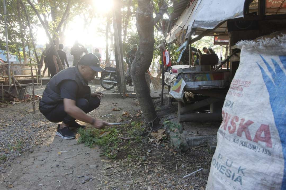 Bupati Sugiri Sancoko turun langsung pimpin kegiatan bersih-bersih di kawasan Stadion Batoro Katong, Ponorogo. (Foto: Diskominfo Ponorogo)