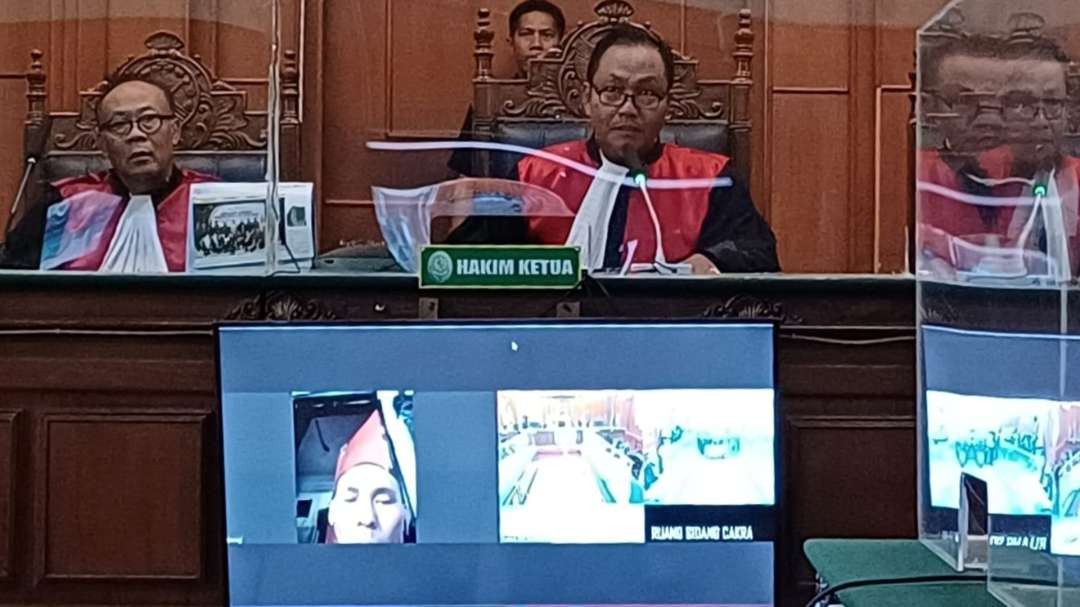 Terdakwa kasus pembunuhan berencana, Rochmad Bagus Apriyana menjalani sidang secara online. (Foto: Istimewa)