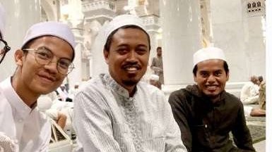 Usta Ma'ruf Khozin (tengah) bersama kerabat dan kiai pesantren. (Foto: dok/ngopibareng.id)