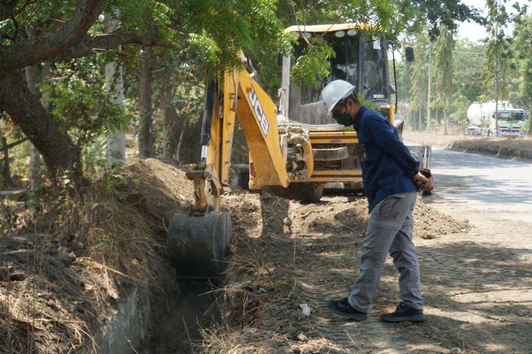 Kegiatan normalisasi drainas atau saluran air di Tuban. (Foto: Dok Semen Indonesia)