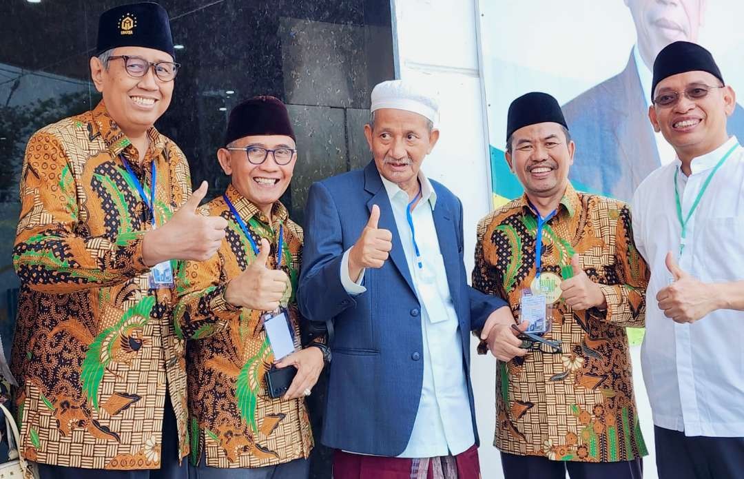 KH Agnes Sli Masyhuri, Pesantren Bumi Shalawat Lebo Sidoarjo, bersama tokoh Surabaya. (Foto:adi/ngopibareng.id)