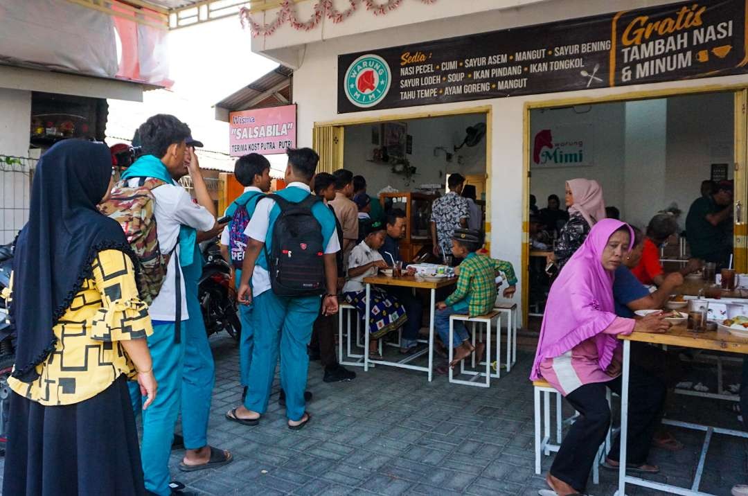 Antrean warung Jumat berkah di Sidoarjo (Foto : Aini/Ngopibareng.id)